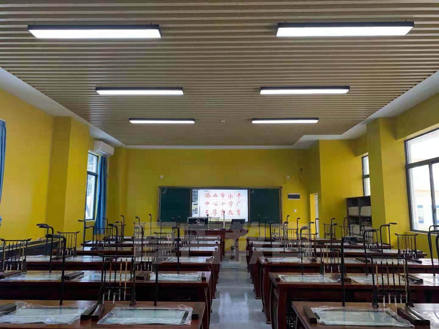 學(xué)校<a href='http://m.sbwkx.cn/chanpin/57-1.html' target='1' style='font-size:18px; font-weight:bold; color:#000000;'>書(shū)法室</a>