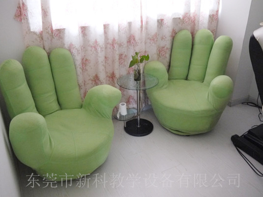 學(xué)校<a href='http://m.sbwkx.cn' target='1' style='font-size:14px; font-weight:bold; color:#0080ff;'>心理咨詢(xún)室</a>布置
